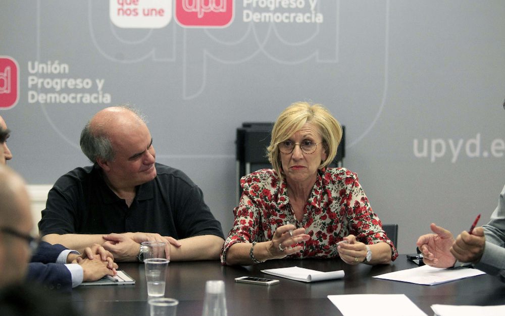 La líder de UPyD, Rosa Díez (d) junto al que fuera "número dos" Carlos Martínez Gorriarán.