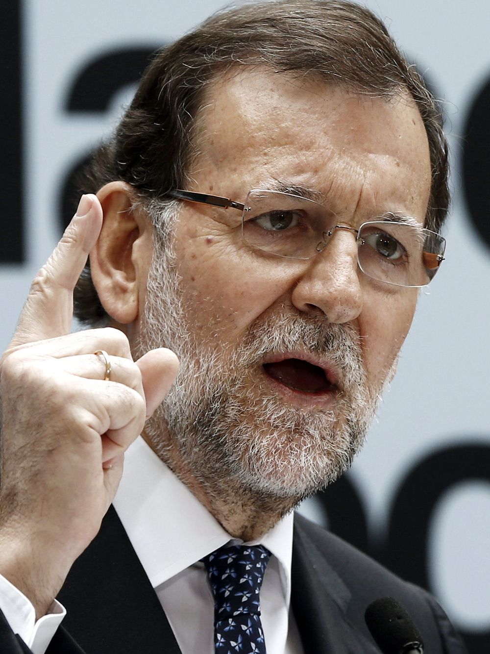 El presidente del Gobierno y del Partido Popular, Mariano Rajoy, durante su intervención en el mitin central del PPN que ha congregado a doscientas personas en un hotel de Pamplona.