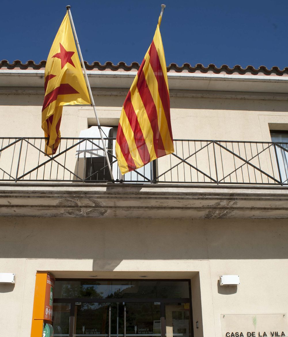 Imagen de hoy de la fachada del Ayuntamiento de Sant Julià de Ramis (Girona), con la bandera 'estelada' en el balcón.