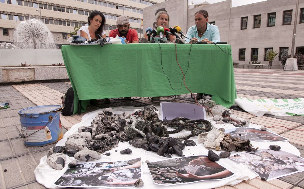 Miembros de Ben Magec-Ecologistas en Acción durante la rueda de prensa ofrecida hoy en Las Palmas, en la que han acusado hoy a las autoridades de "ocultar la realidad" del vertido del Oleg Naydenov.