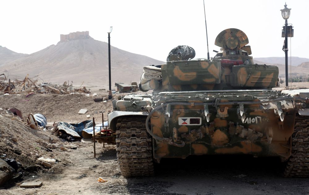 Un tanque blindado sirio toma posición durante los combates del martes en el antiguo oasis de la ciudad de Palmira.
