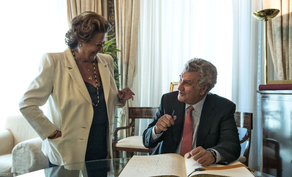 La alcaldesa de Valencia, Rita Barberá, bromea con el presidente del Congreso de los Diputados, Jesús Posada, mientras este firma en el libro de honor, durante la visita que ha realizado hoy al Ayuntamiento de Valencia.
