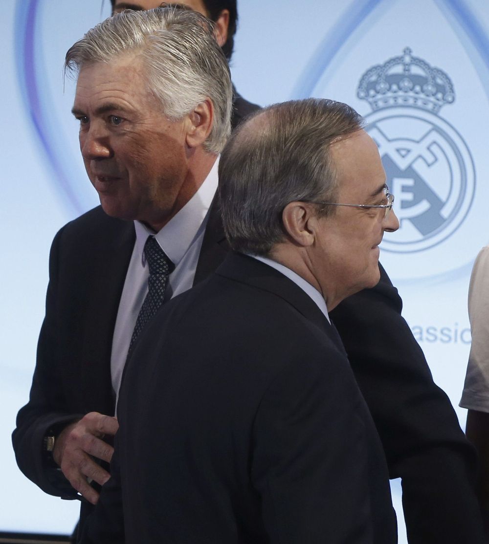 El presidente del Real Madrid, Florentino Pérez (d), junto al entrenador del club, el italiano Carlo Ancelotti (i), durante un acto del club en el palco de honor del estadio Santiago Bernabéu.