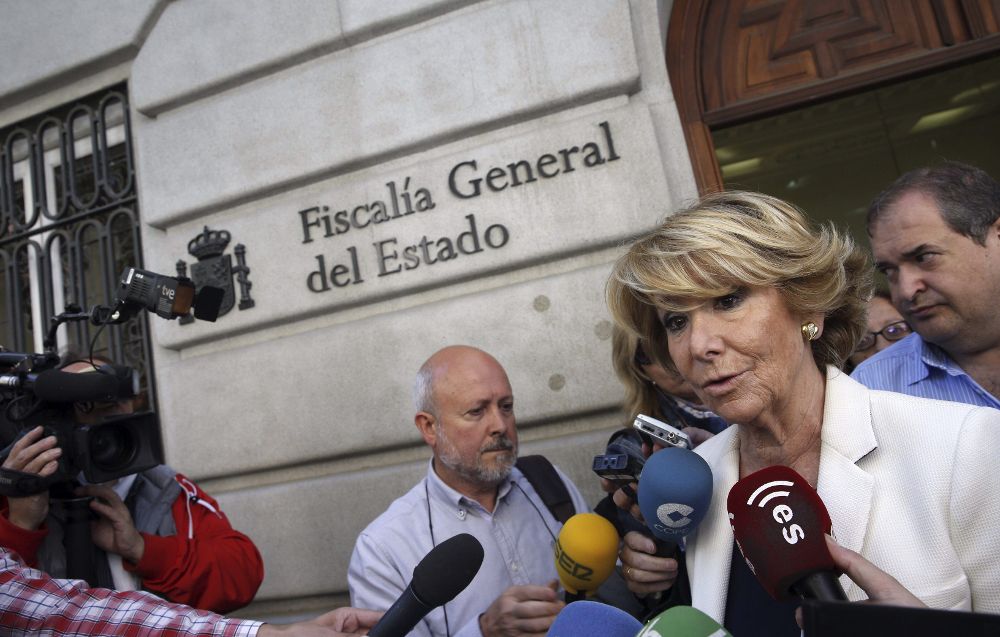 La candidata del PP a la Alcaldía de Madrid, Esperanza Aguirre, a su llegada, ayer, a la Fiscalía General del Estado, donde puso una denuncia por la filtración a un medio de comunicación de su declaración de la renta.
