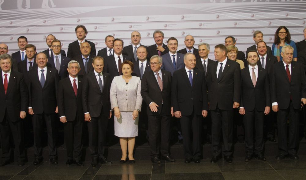 Foto de familia de la cumbre UE Asociación Oriental celebrada en Riga (Letonia) hoy, viernes.