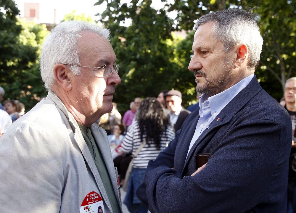 El coordinador federal de Izquierda Unida, Cayo Lara (i), conversa con el exeurodiputado del partido Willy Meyer, durante un mitin en Vallecas.