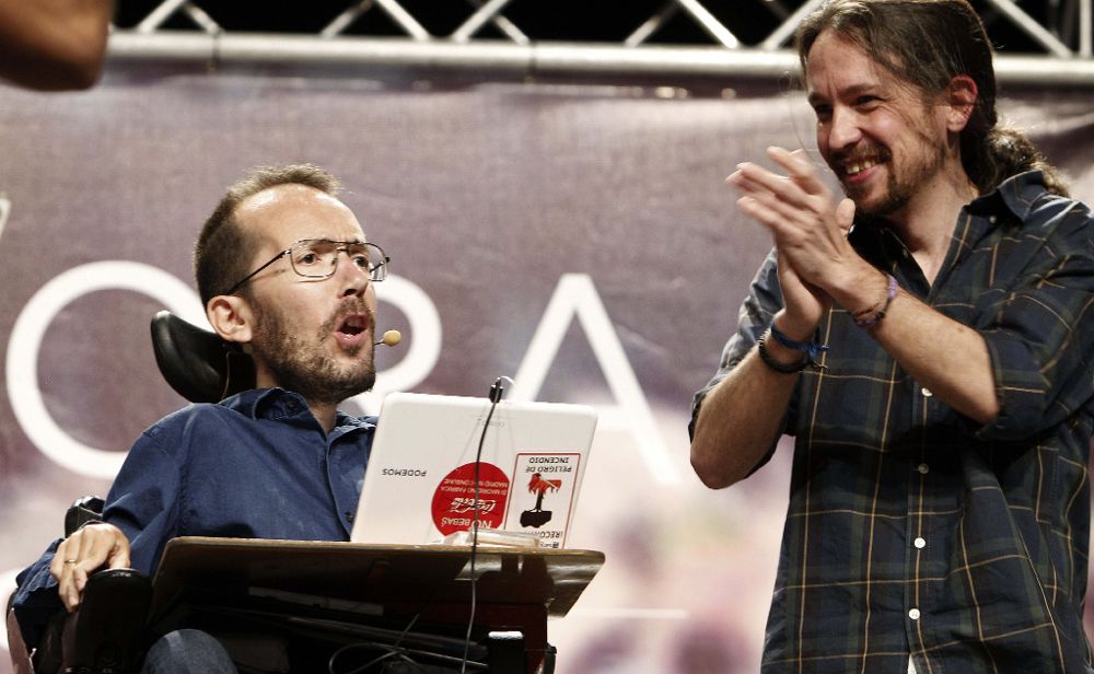 El secretario general de Podemos, Pablo Iglesias (d), junto al candidato de Podemos a la Presidencia del Gobierno de Aragón, Pablo Echenique, durante su intervención en el mitin central del partido en Zaragoza.
