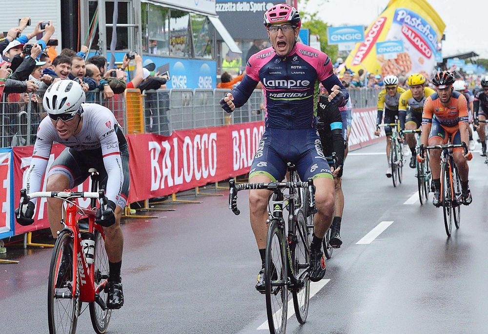 El ciclista italiano Sacha Modolo (c), de Lampre Merida, celebra su victoria en la decimotercera etapa del Giro de Italia.