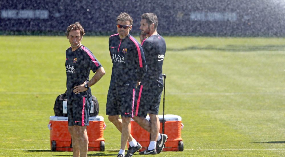 El entrenador del FC Barcelona, Luis Enrique Martínez (c), junto a dos miembros del equipo técnico.