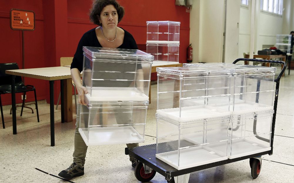 En la jornada en la que los partidos políticos ultiman su mítines electorales en el cierre de campaña, algunos colegios de Pamplona han comenzado esta mañana la colocación de urnas y papeletas.