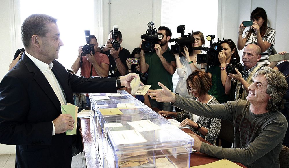 El presidente del Gobierno de Canarias, Paulino Rivero,vota en la jornada electoral local y autonómica, hoy en su colegio electoral en Tenerife.
