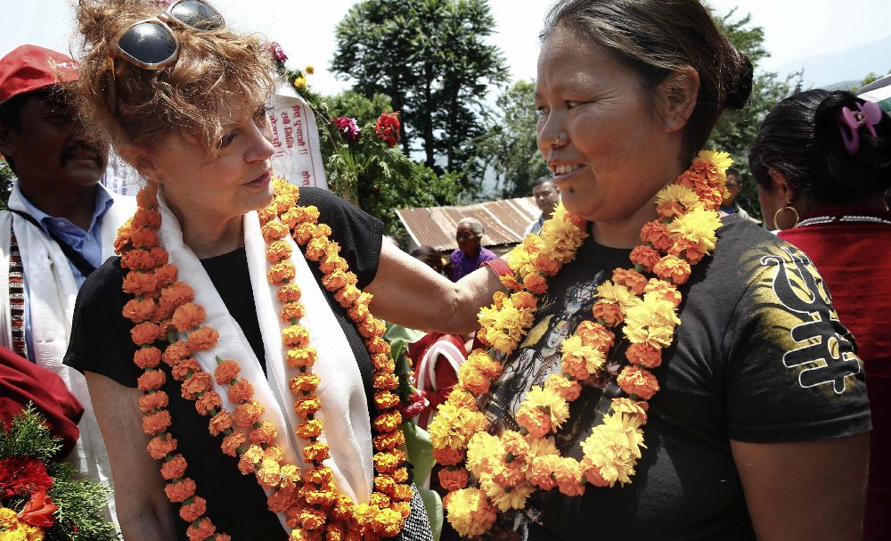 La actriz norteamericana Susan Sarandon consuela a Kanti Maya Tamang, quien perdió a su marido e hija durante el terremoto en el pueblo de Ramkot, en las afueras de Kathmandú.