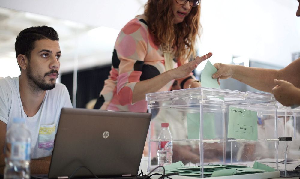 Una de las mesas electorales del municipio tinerfeño de Candelaria, que junto al de Ingenio en Las Palmas, son las únicas mesas electorales administradas electrónicamente de Canarias. 