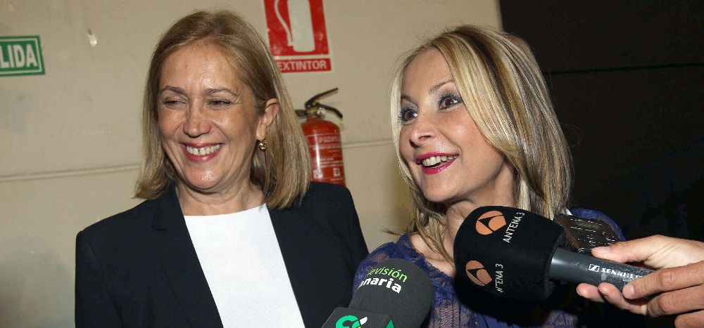 Los candidatas del PP a la Presidencia del Gobierno de Canarias, Australia Navarro (2-i) y al Cabildo de Gran Canaria, Mercedes Roldós (i).