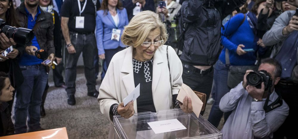 La candidata de Ahora Madrid a la Alcaldía de la capital, Manuela Carmena, vota.
