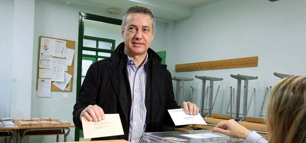 El lehendakari, Iñigo Urkullu, deposita su voto en un colegio electoral de Durango. Los ciudadanos vascos deciden hoy en las urnas la nueva composición de las Juntas Generales de Bizkaia, Gipuzkoa y Álava, gobernadas en esta legislatura por el PNV, EH Bildu y PP, respectivamente, y de los 251 ayuntamientos de Euskadi.