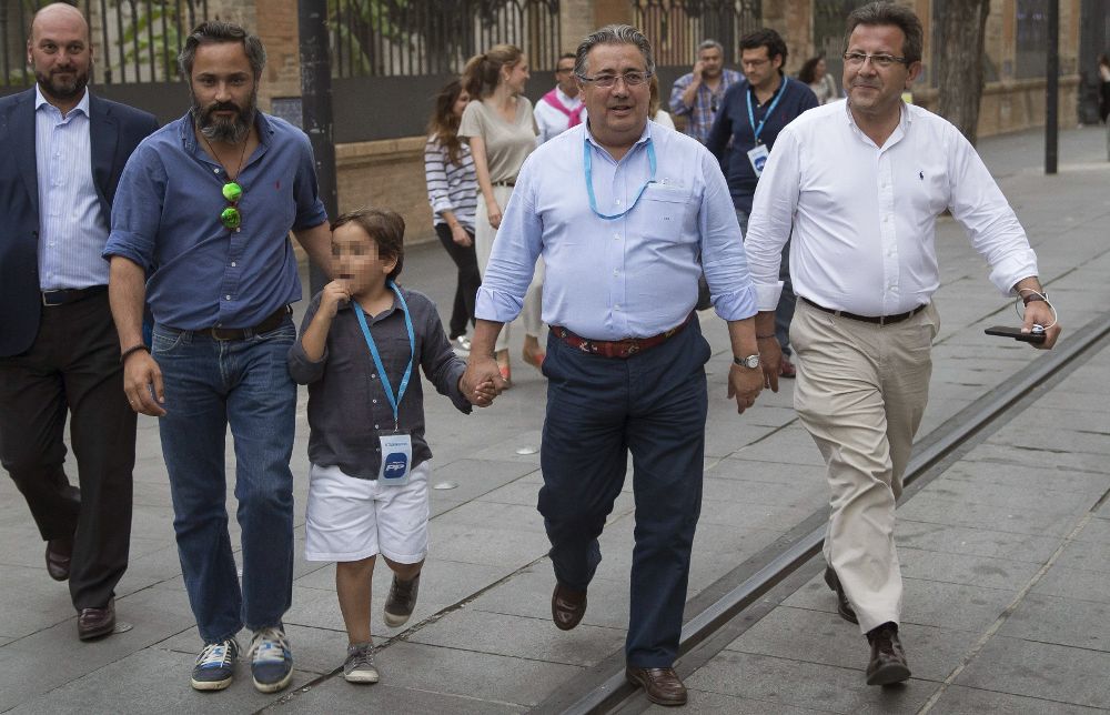 El candidato del PP a la alcaldía de Sevilla y actual alcalde en funciones, Juan Ignacio Zoilo (c), junto a su hijo Fernando y sus colaboradores.