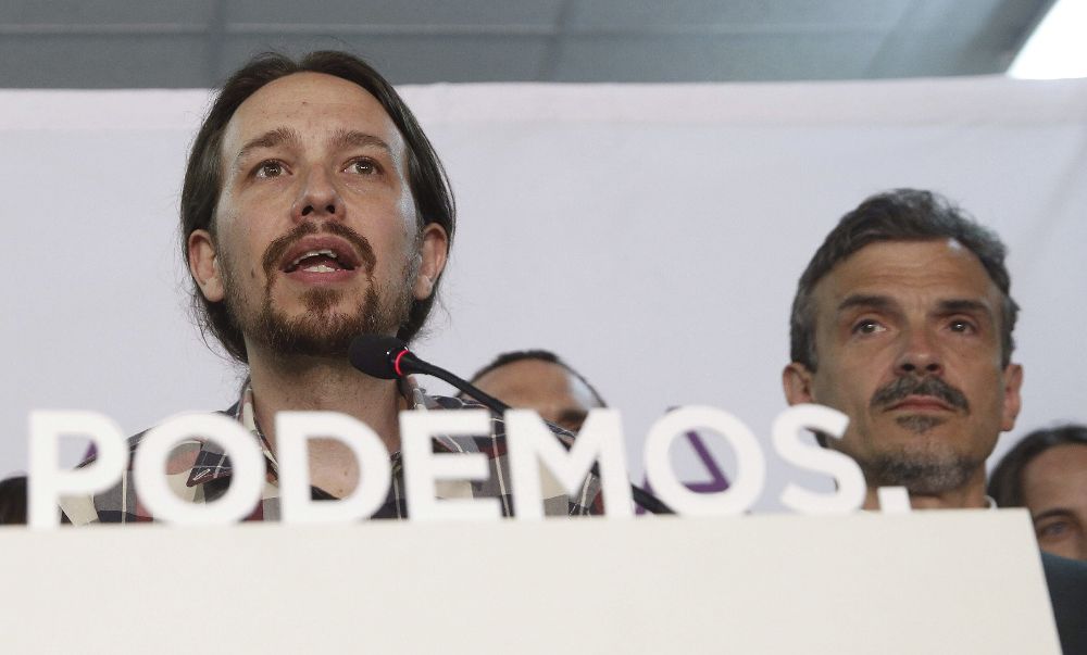 El líder de Podemos, Pablo Iglesias (i), y el candidato a la presidencia de la Comunidad de Madrid, José Manuel López, comparecen ante sus simpatizantes para comentar los resultados electorales.