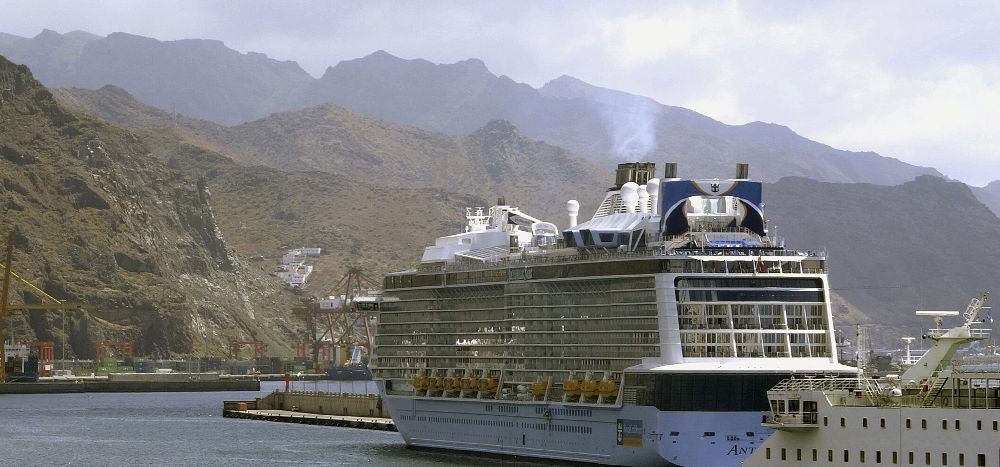 El nuevo barco de cruceros "Anthem of the seas", de la naviera Royal Caribbean, uno de los mayores del mundo de su clase, hizo hoy su primera escala en el puerto de Santa Cruz de Tenerife.
