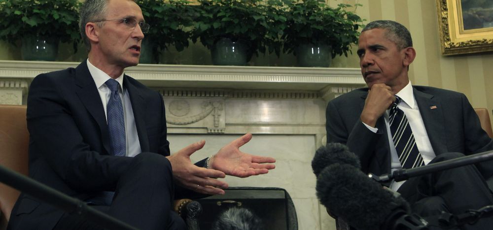 El presidente de Estados Unidos, Barack Obama (d), mantiene una reunión con el secretario general de la OTAN, Jens Stoltenberg (i), en el Despacho Oval de la Casa Blanca, Washington, Estados Unidos.
