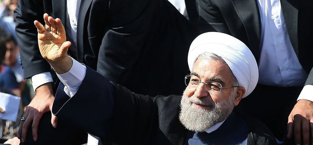 El presidente iraní, Hassan Rohani, saluda a sus seguidores en la ciudad de Malard, al oeste de Teherán (Irán).