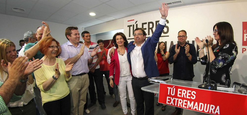 El candidato del PSOE a la presidencia de la Junta de Extremadura, Guillermo Fernández Vara, a su llegada a la sede socialista tras conocer los resultados electorales al gobierno extremeño.
