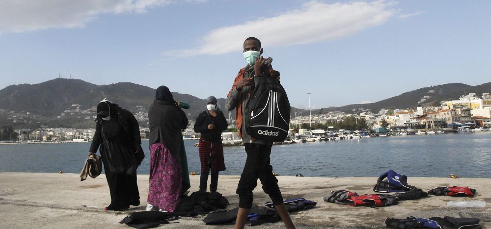 Refugiados sirios tras desembarcar ilegalmente en la costa de la isla de Lesbos en Grecia el pasado 30 de abrils.
