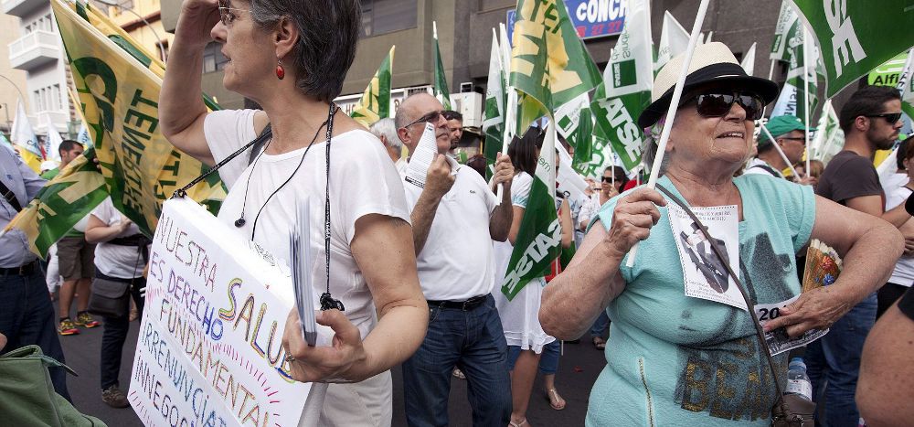 La "Marcha Blanca" convocada por sindicatos y colectivos sanitarios que recorrió algunas calles de Santa Cruz de Tenerife hace dos semanas para reclamar una mayor calidad de la sanidad canaria.