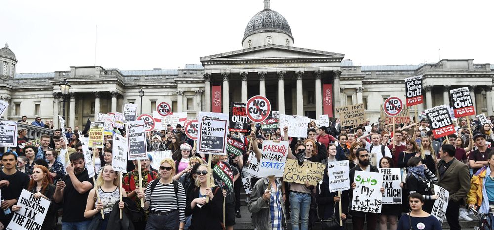 Estudiantes corean eslóganes contra el Gobierno británico durante una protesta convocada por la iniciativa "Asamblea Popular contra la Austeridad" frente al Parlamento de Londres.