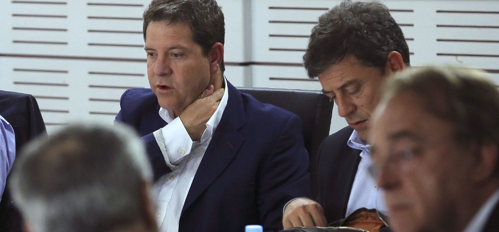 El candidato del PSOE a la Presidencia de Castilla-La Mancha, Emiliano García-Page (i), en la reunión de la Ejecutiva Federal del partido para analizar los resultados de las elecciones.