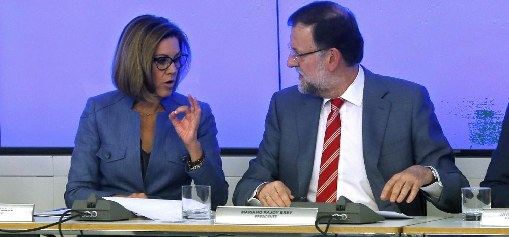 El presidente del Gobierno y del PP, Mariano Rajoy (d), conversa con la secretaria general, María Dolores Cospedal (i), durante la reunión del Comité Ejecutivo Nacional de su partido para analizar los resultados de las elecciones.