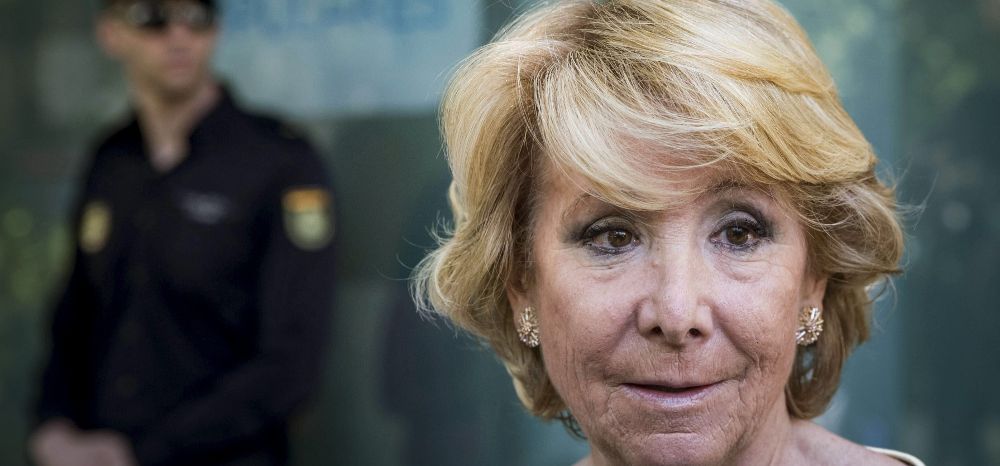 La presidenta del PP de Madrid y candidata a la Alcaldía de la ciudad, Esperanza Aguirre, realiza declaraciones a los periodistas a su salida de la sede del PP.