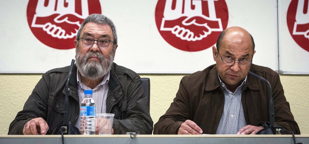 El Secretario general del sindicato UGT, Candido Mendez y el secretario general de Aragón, Daniel Alastuey, durante la rueda de prensa, hoy en Madrid.
