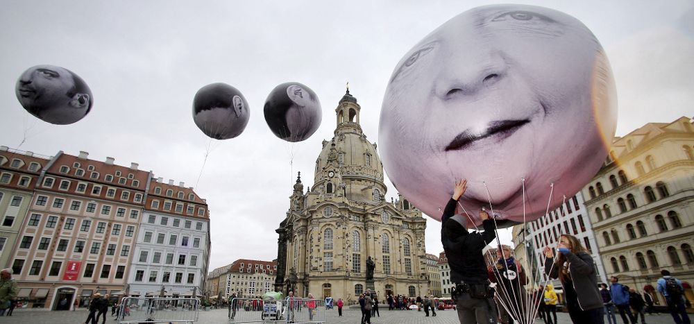 Un globo con la imagen de la canciller alemana, Angela Merkel, es fotografiado en Dresde (Alemania) durante una campaña de la organización "ONE".