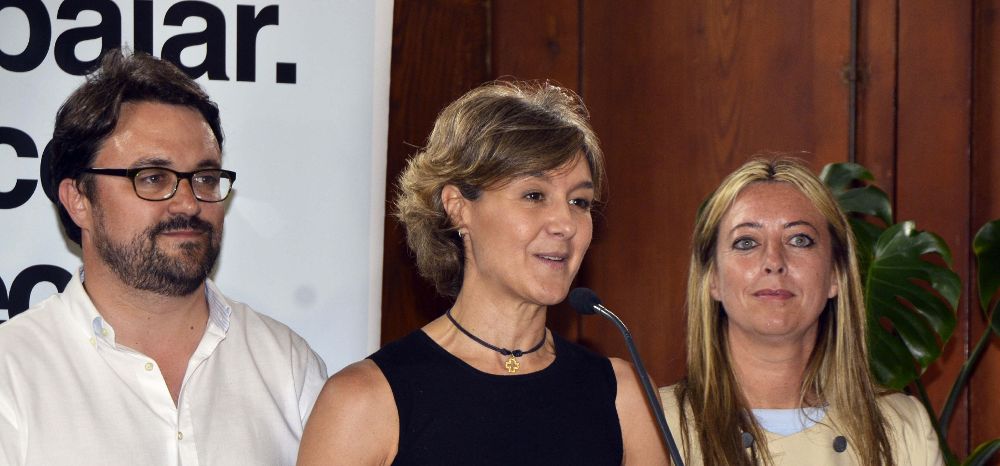 La ministra de Agricultura, Isabel García Tejerina (c) junto al candidato al PP al Parlamento Canario Asier Antona y la candidata al Cabildo de La Palma, María de Haro.