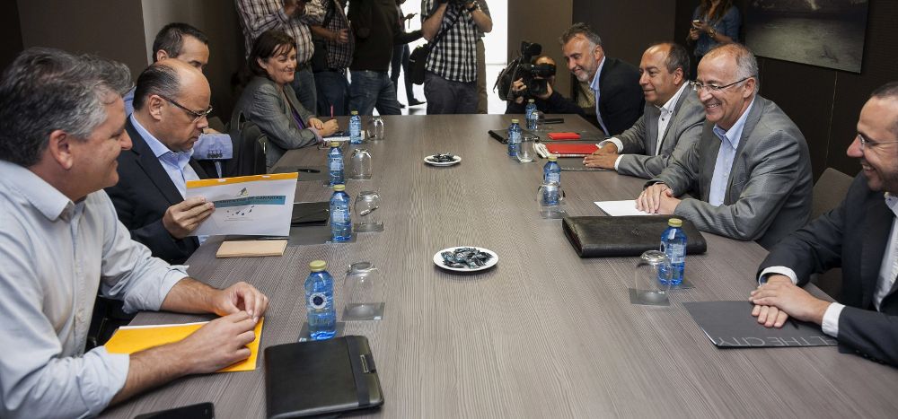 Los integrantes de las comisiones negociadoras del PSOE de Canarias y de Coalición Canaria se reúnen para analizar posibles pactos tras las elecciones se reúnen en Las Palmas de Gran Canaria.