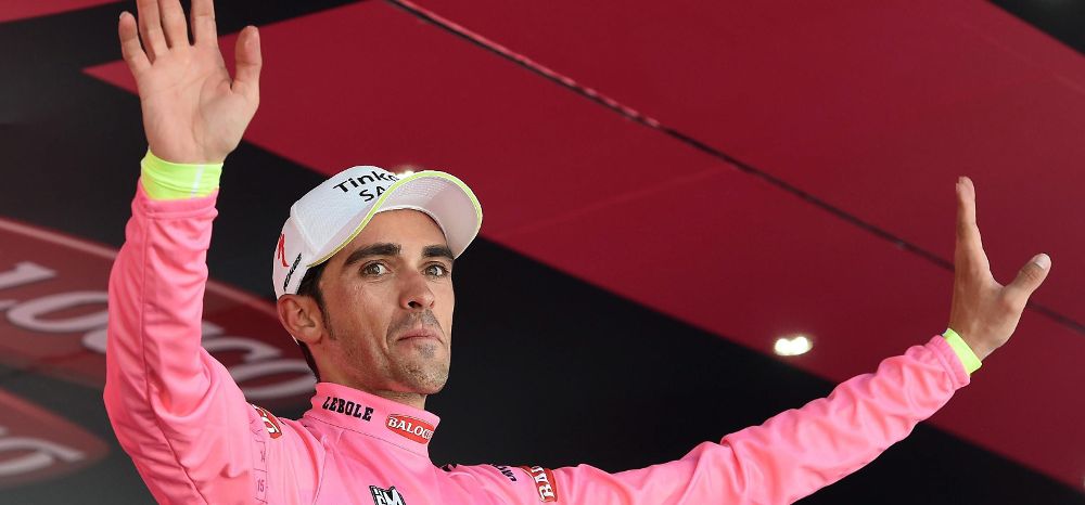 El ciclista español del Tinkoff-Saxo Alberto Contador celebra en el podio el liderato de la general tras la decimoctava etapa del Giro d'Italia, entre Melide (Suiza) y Verbania.