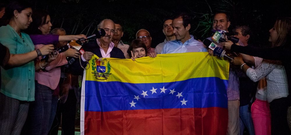 El expresidente colombiano Andrés Pastrana (c-i) y el boliviano Jorge Quiroga (c-d) acompañan a Mitzy Capriles (c), la esposa del detenido alcalde de Caracas Antonio Ledezma.