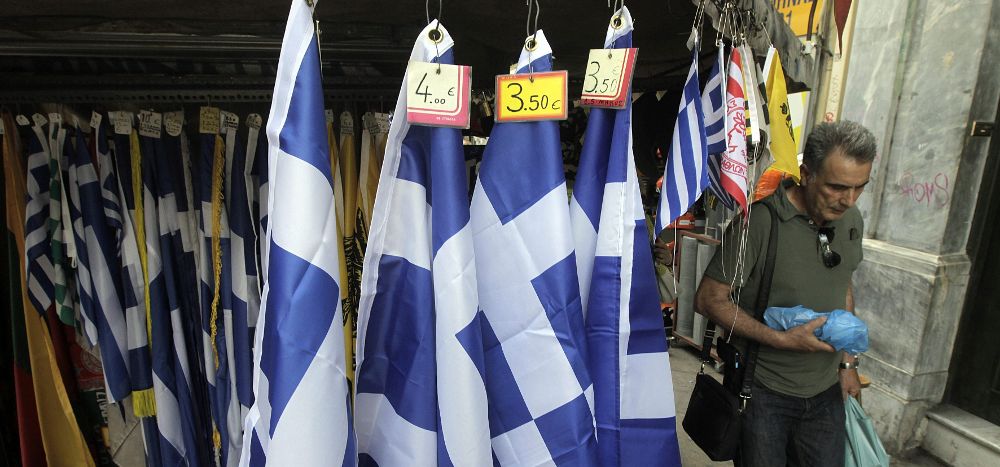 Varias banderas griegas son puestas a la venta en una tienda de Atenas, Grecia.