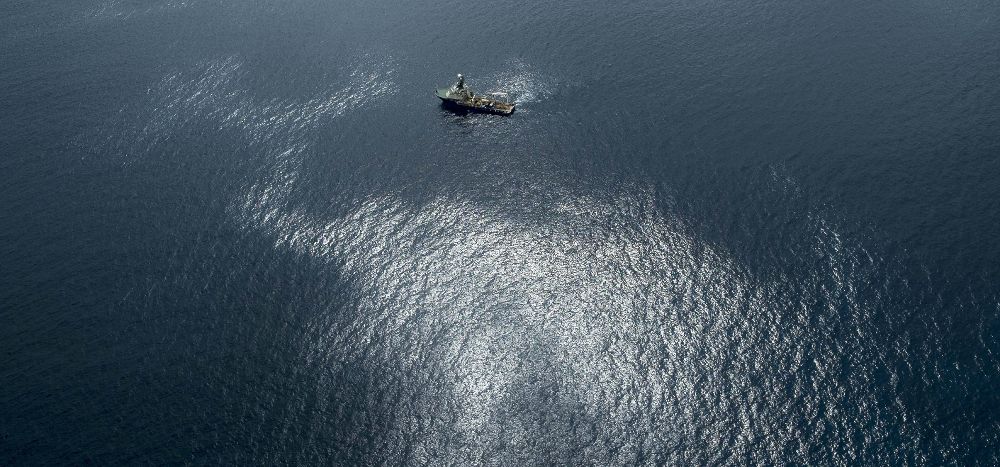 Fotografía facilitada por Greenpeace del vertido de fuel del pesquero ruso Oleg Naydenov.