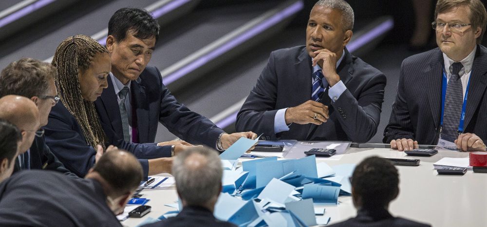 Los notarios comienzan el recuento tras la votación para la presidencia de la FIFA.