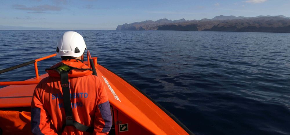 La salvamar Alpheratz, de Salvamento Marítimo, realizó labores de búsqueda de combustible.