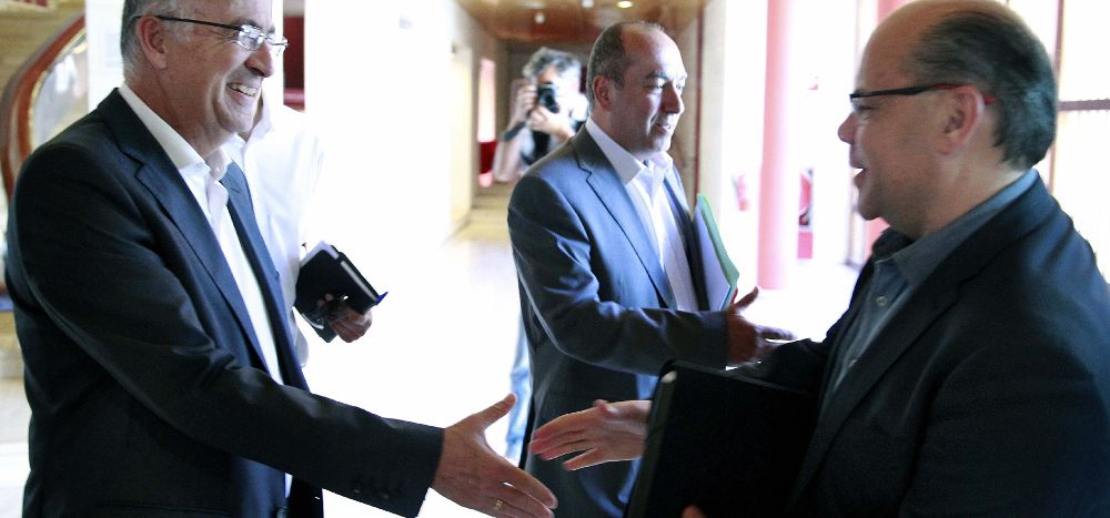 Francisco Hernández Spínola (i), del PSOE, saluda a José Miguel Barragán (d), de Coalición Canaria.