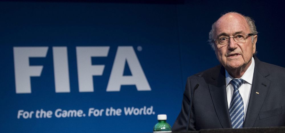 Joseph Blatter, presidente de la FIFA, anuncia en rueda de prensa que pone a disposición su cargo.