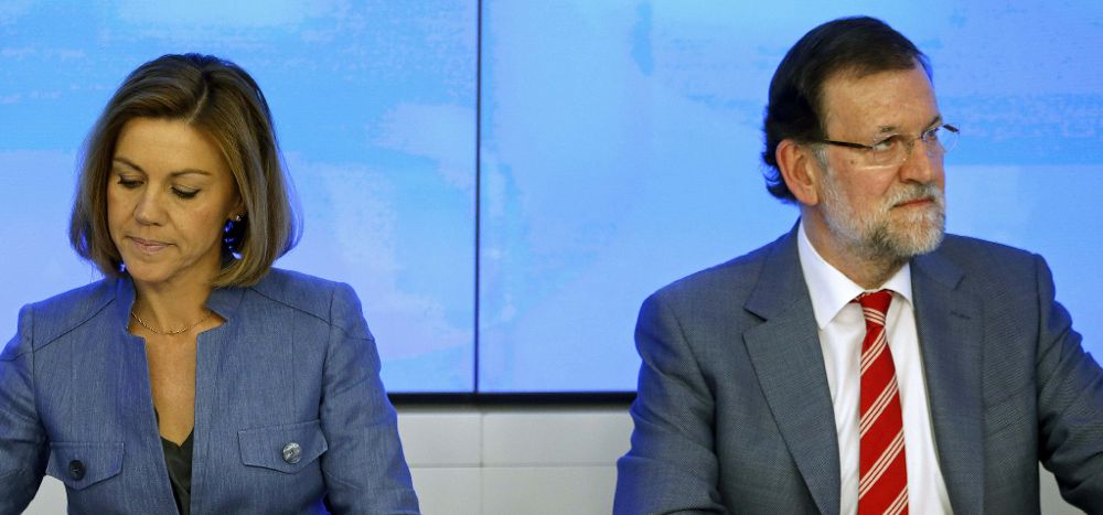 El presidente del Gobierno y del PP, Mariano Rajoy (d), junto a la secretaria general, María Dolores Cospedal (i).