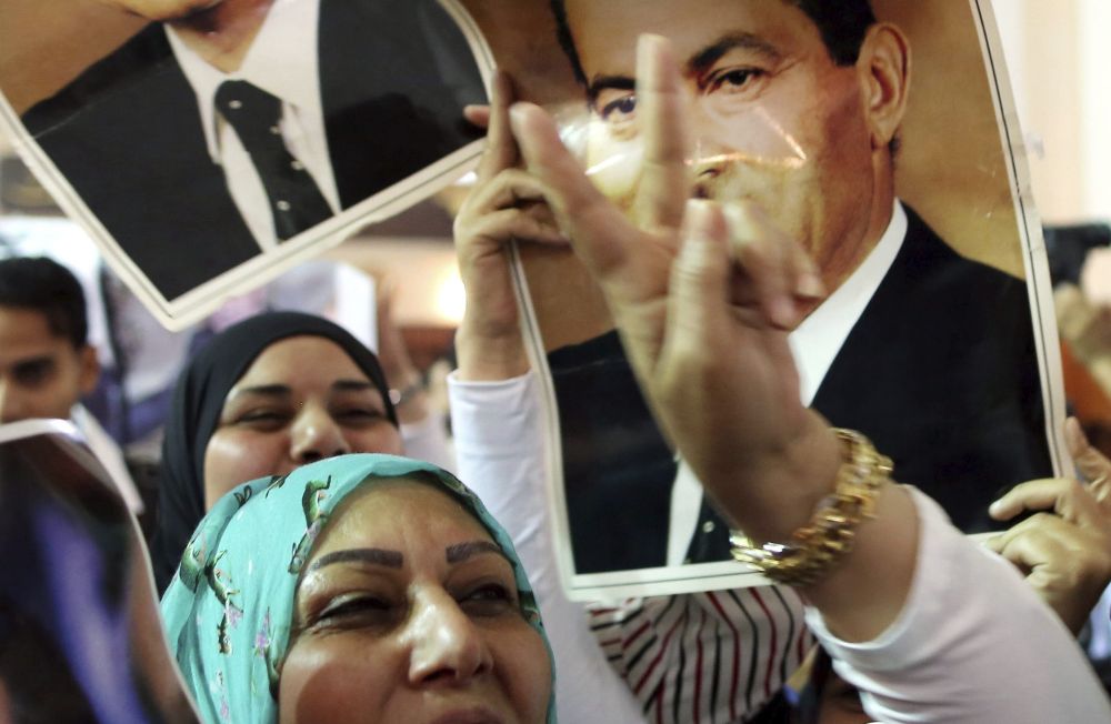 Simpatizantes del expresidente egipcio Hosni Mubarak celebran la decisión del Tribunal Superamo en El Cairo (Egipto) hoy, jueves 7 de mayo de 2015. 