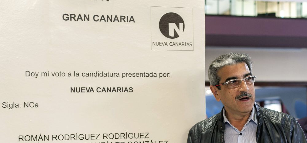 Román Rodríguez, posa ante una reproducción gigante de una papeleta electoral.
