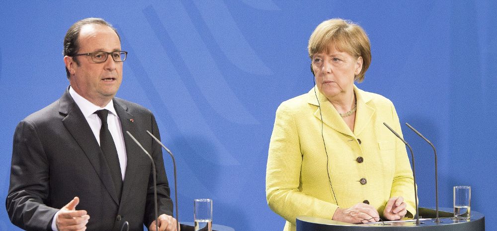 (i-d) El presidente francés, François Hollande, ofrece una rueda de prensa junto a la canciller alemana Angela Merkel.