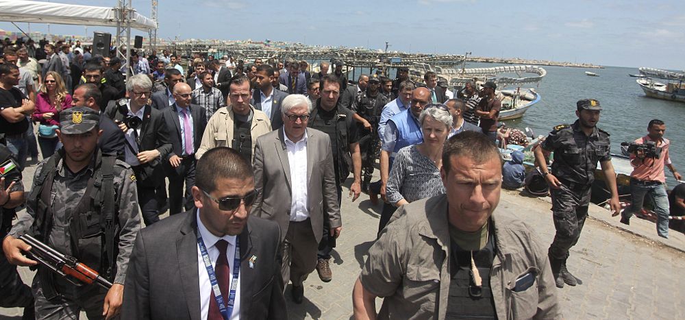 El ministro de Exteriores alemán, Frank-Walter Steinmeier (c), pasea por el puerto de Gaza.