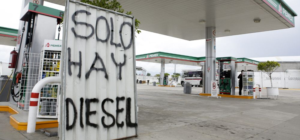 Vista de un letrero en una estación de gasolina en el estado de Oaxaca, México.